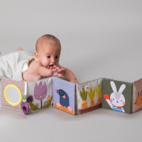 Розвивальна книжка-розкладачка Taf Toys Садочок у місті Зайчики (13065)