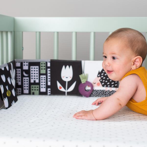 Розвивальна книжка-розкладачка Taf Toys Садочок у місті Зайчики (13065)