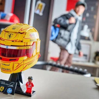 Конструктор LEGO® Editions Шолом Льюїса Гамільтона з команди Scuderia Ferrari HP, 884 деталей (43022)