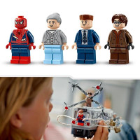 Конструктор LEGO Super Heroes Людина-павук проти Дока Ока Сцена в метро 393 деталі (76321)