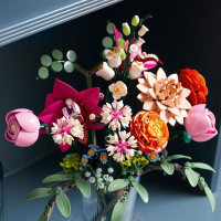 Конструктор LEGO Botanicals Милий рожевий букет квітів 749 деталей (10342) Конструктор LEGO Botanicals Милий рожевий букет квітів 749 деталей (10342)