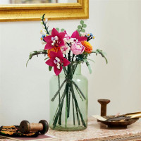 Конструктор LEGO Botanicals Милий рожевий букет квітів 749 деталей (10342) Конструктор LEGO Botanicals Милий рожевий букет квітів 749 деталей (10342)