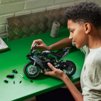 Конструктор LEGO Technic Мотоцикл Kawasaki Ninja H2R 643 деталі (42170)