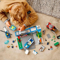 Конструктор LEGO City Police Поліцейська дільниця 668 деталей (60316)