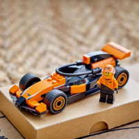 Конструктор LEGO City Пілот F1 з автомобілем для перегонів команди McLaren 86 деталей (60442)