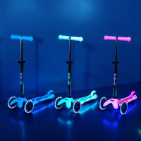 Триколісний самокат Micro Mini Deluxe Glow LED світний синій (MMD215) Триколісний самокат Micro Mini Deluxe Glow LED світний синій (MMD215)
