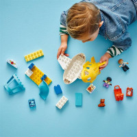 Конструктор LEGO DUPLO Town Уперше в аеропорту 23 деталі (10443)