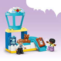 Конструктор LEGO DUPLO Town Уперше в аеропорту 23 деталі (10443)
