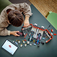 Конструктор LEGO City Гараж F1 та автомобілі Mercedes-AMG і Alpine 678 деталей (60444)