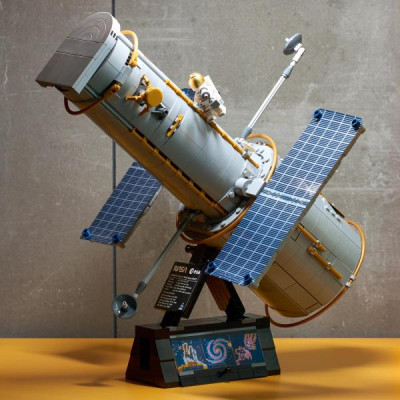 Конструктор LEGO® Icons Космічний телескоп «Габбл» - Набір наукового декору (11382) Конструктор LEGO® Icons Космічний телескоп «Габбл» - Набір наукового декору (11382)