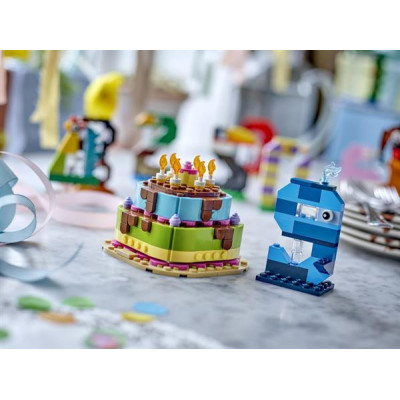 Конструктор LEGO® Торт на день народження з прикрасами, веселий подарунковий набір, декор для столу, 219 деталей (40815)