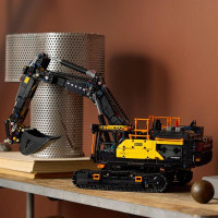 Конструктор LEGO Technic Екскаватор Volvo EC500 Hybrid 2359 деталей (42215)