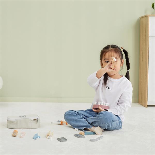 Дерев'яний ігровий набір PolarB Стоматолог 13 ел. (44202) Дерев'яний ігровий набір PolarB Стоматолог 13 ел. (44202)