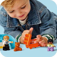 Конструктор LEGO DUPLO Town Уперше в аеропорту 23 деталі (10443)