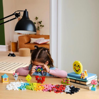 Конструктор LEGO Classic Щасливий творчий набір 680 деталей (11042)