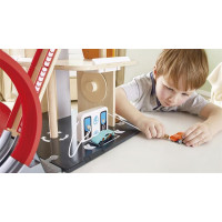 Автотрек Hape з паркінгом, ліфтом і вертолітним майданчиком (E3019A) Автотрек Hape з паркінгом, ліфтом і вертолітним майданчиком (E3019A)