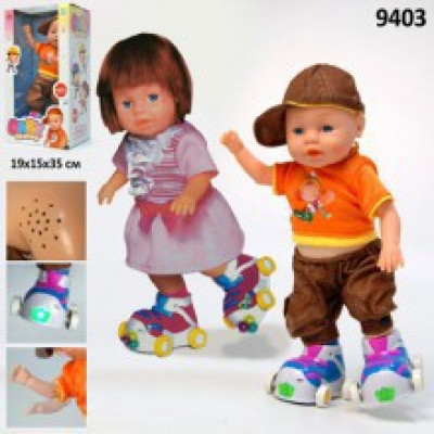 Лялька їздить на роликах 9403