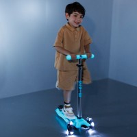 Самокат Micro серії Maxi Deluxe Glow LED – Синій кришталь Самокат Micro серії Maxi Deluxe Glow LED – Синій кришталь