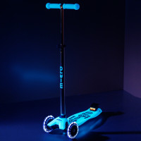 Самокат Micro серії Maxi Deluxe Glow LED – Синій кришталь Самокат Micro серії Maxi Deluxe Glow LED – Синій кришталь