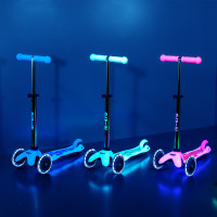 Самокат Micro серії Mini Deluxe Glow LED – Арктичний синій